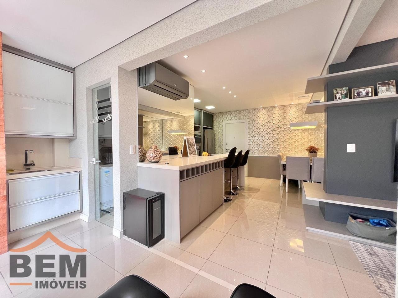 Apartamento à Venda com 1 quarto sendo 1 suíte, 2 vagas no bairro Centro em Itajaí/SC