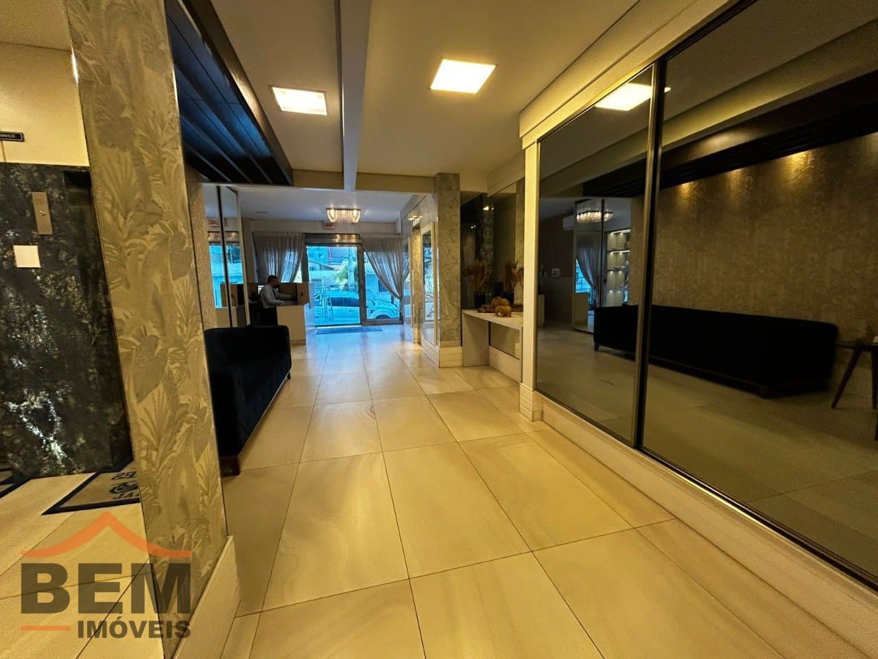 Apartamento à Venda com 1 quarto sendo 1 suíte, 2 vagas no bairro Centro em Itajaí/SC