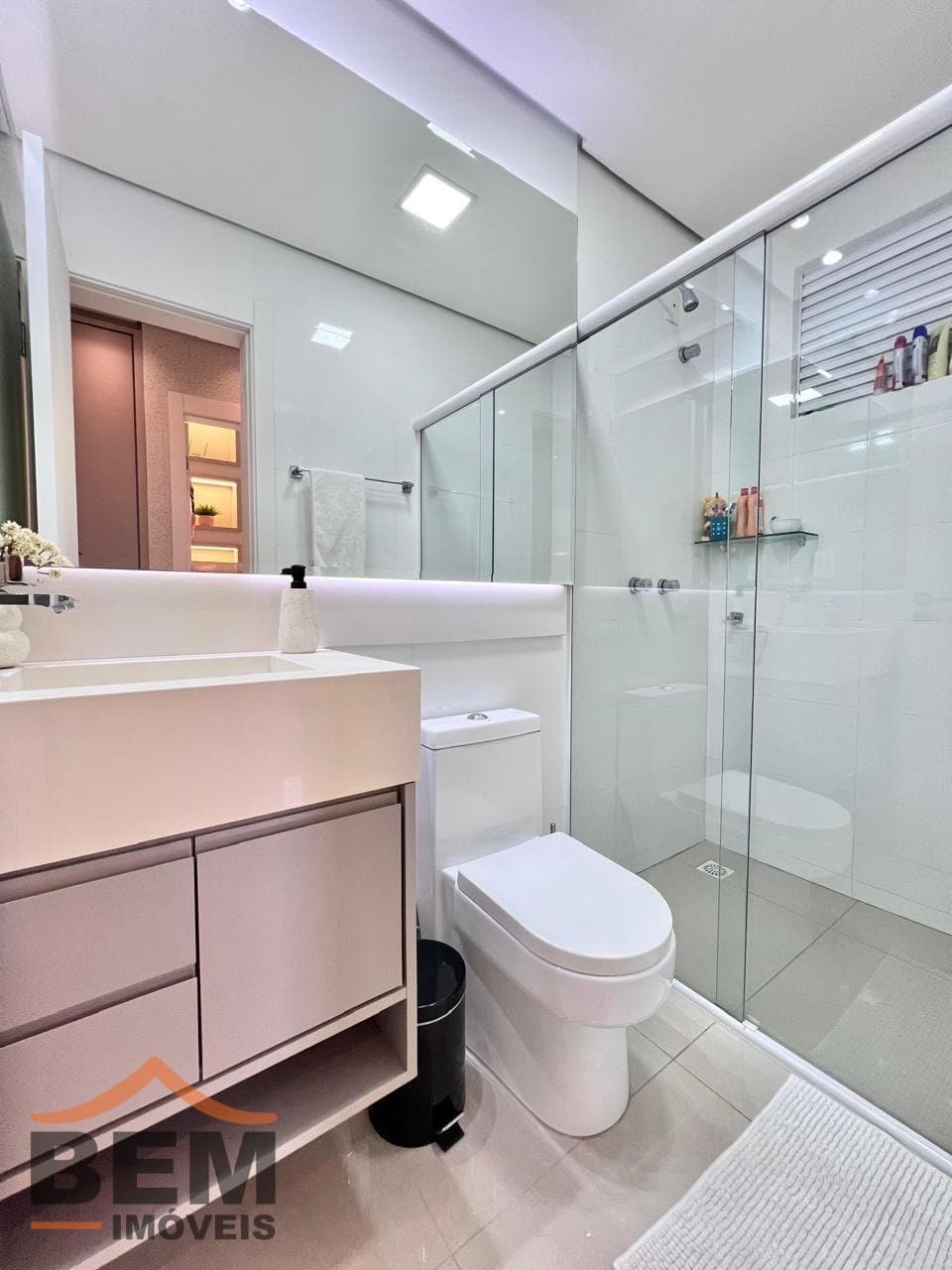 Apartamento à Venda com 1 quarto sendo 1 suíte, 2 vagas no bairro Centro em Itajaí/SC