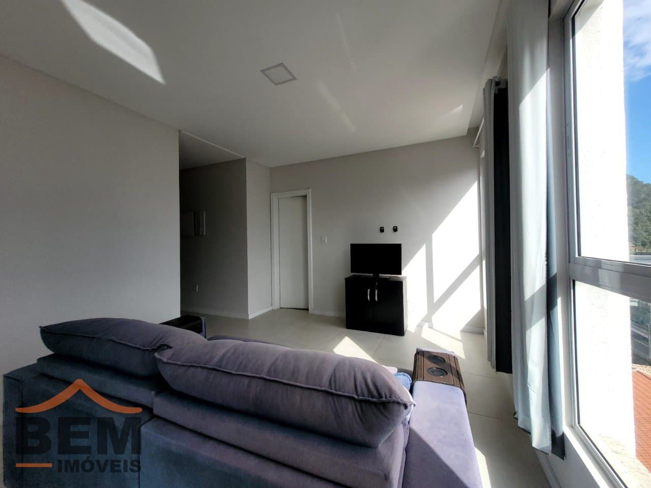 Apartamento para Locação com 1 quarto sendo 1 suíte, 1 vaga no bairro Fazenda em Itajaí/SC: 06 SALA DE ESTAR