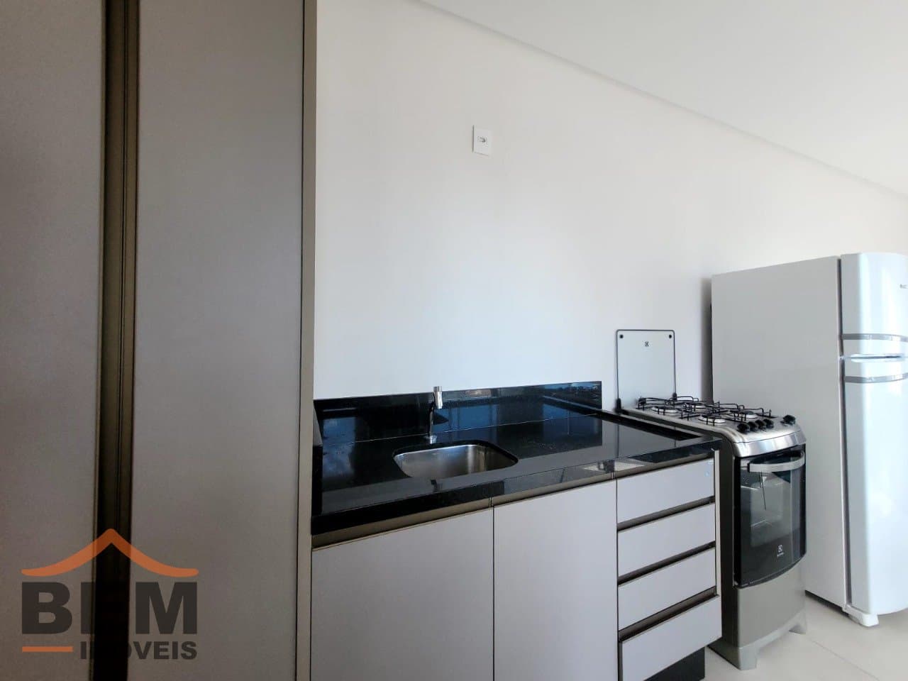 Apartamento para Locação com 1 quarto sendo 1 suíte, 1 vaga no bairro Fazenda em Itajaí/SC: 09 - COZINHA