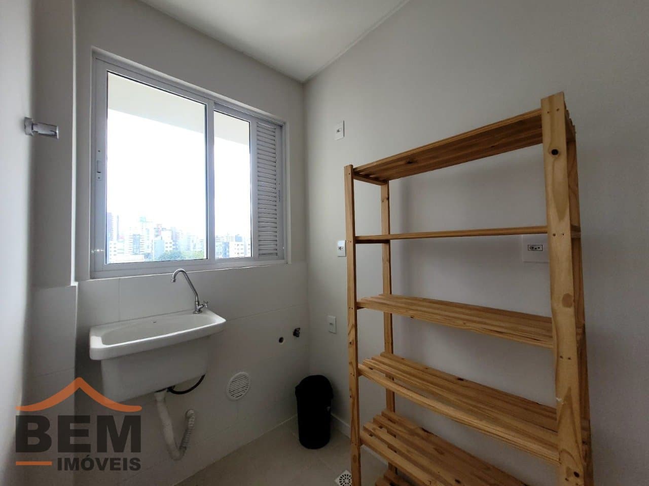 Apartamento para Locação com 1 quarto sendo 1 suíte, 1 vaga no bairro Fazenda em Itajaí/SC: 11 - ÁREA DE SERVIÇO