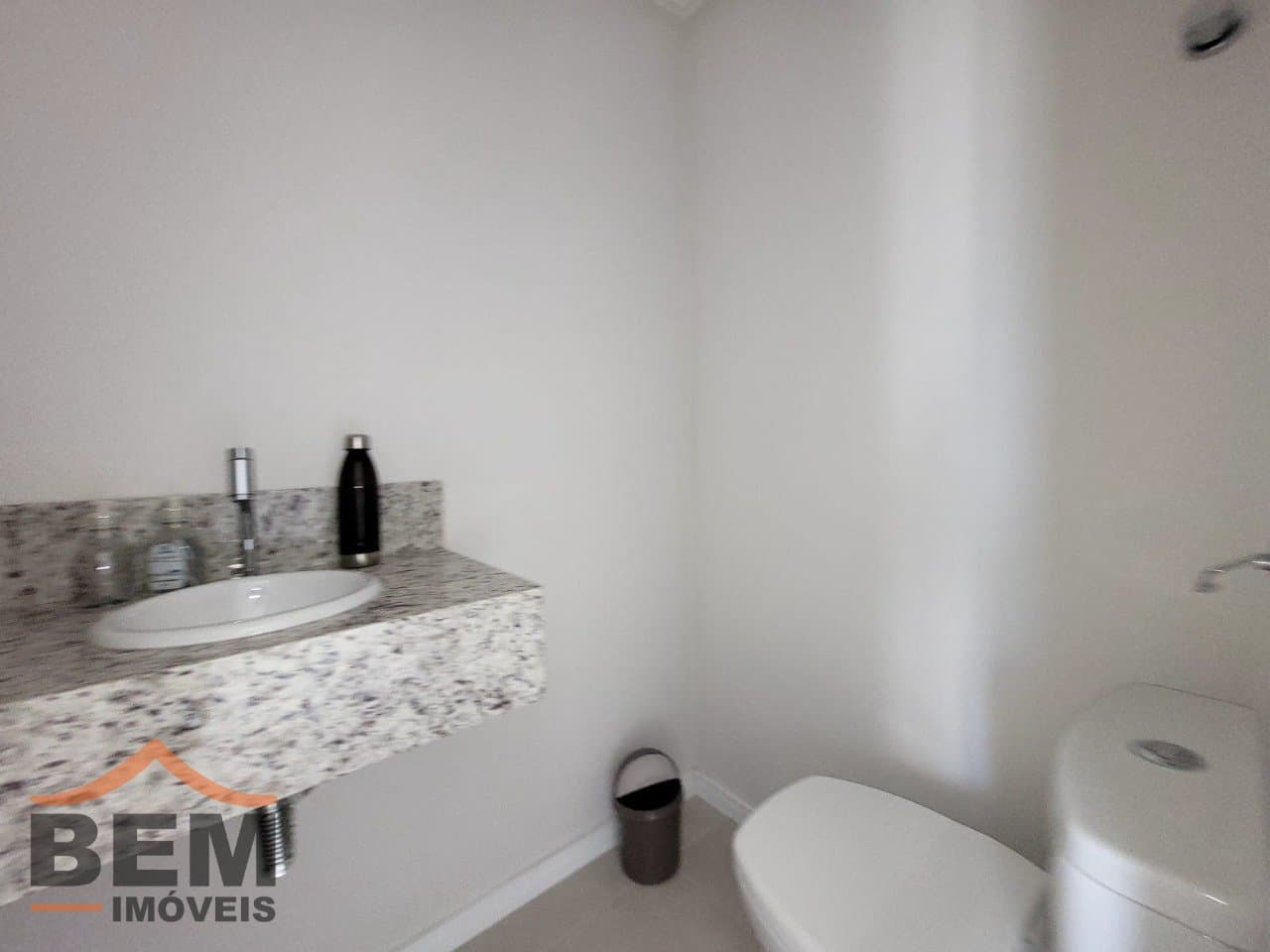 Apartamento para Locação com 1 quarto sendo 1 suíte, 1 vaga no bairro Fazenda em Itajaí/SC: 12 - LAVABO