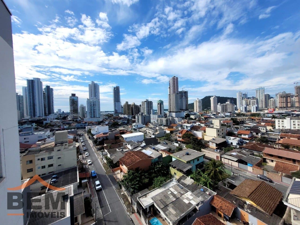 Apartamento para Locação com 1 quarto sendo 1 suíte, 1 vaga no bairro Fazenda em Itajaí/SC: 16 - VISTA DO APARTAMENTO (2)