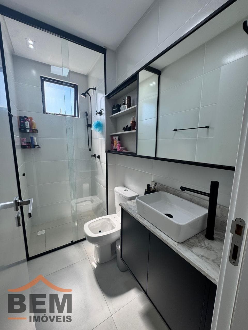 Apartamento à Venda com 3 quartos sendo 1 suíte, 2 vagas no bairro Vila Operária em Itajaí/SC: 20 - BANHEIRO SOCIAL