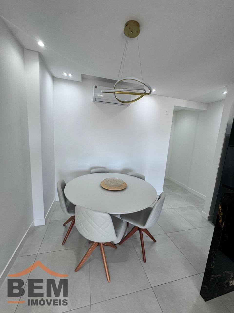 Apartamento à Venda com 3 quartos sendo 1 suíte, 2 vagas no bairro Vila Operária em Itajaí/SC: 08 - SALA DE JANTAR