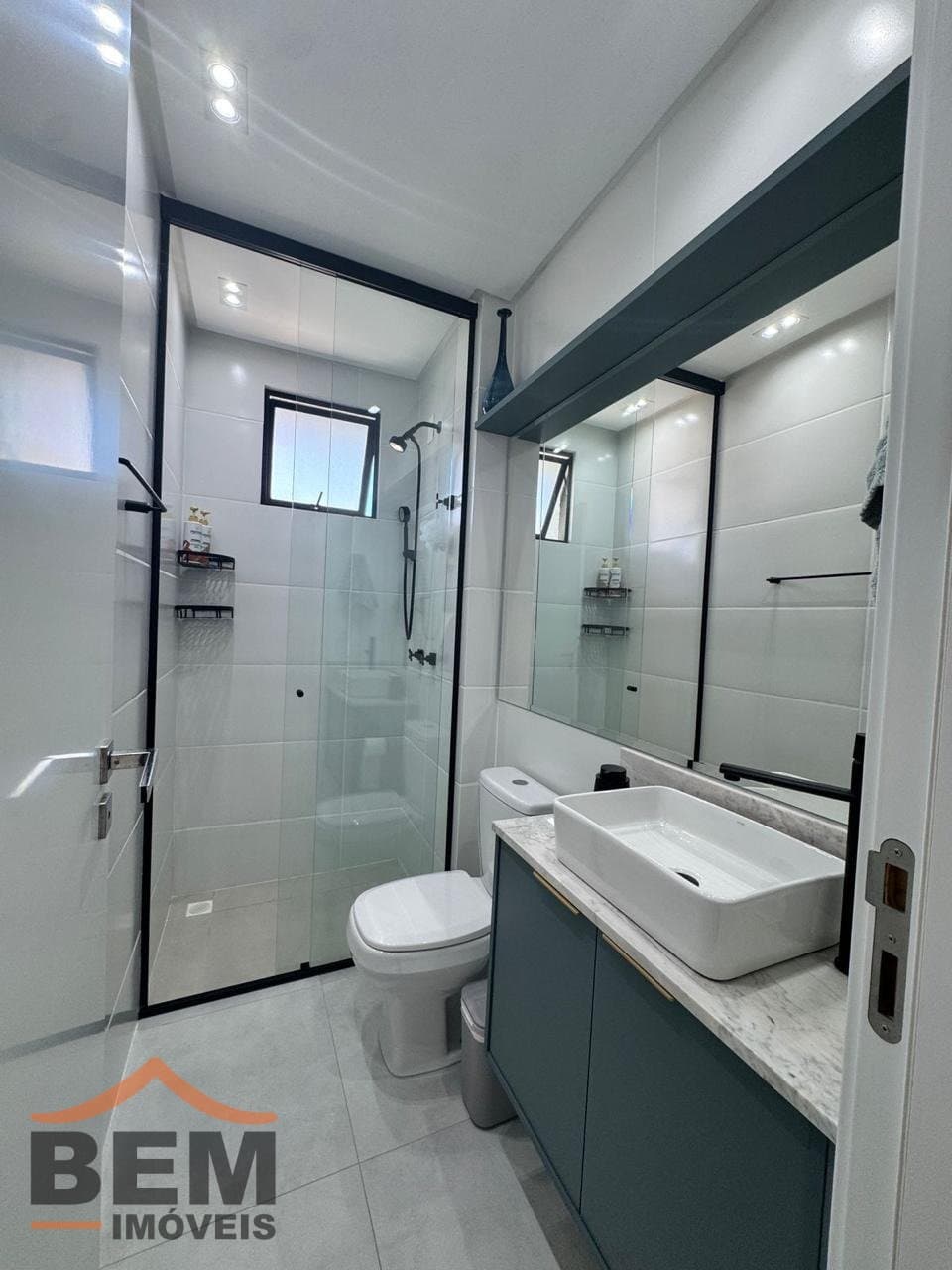 Apartamento à Venda com 3 quartos sendo 1 suíte, 2 vagas no bairro Vila Operária em Itajaí/SC: 17 - BANHEIRO SUÍTE
