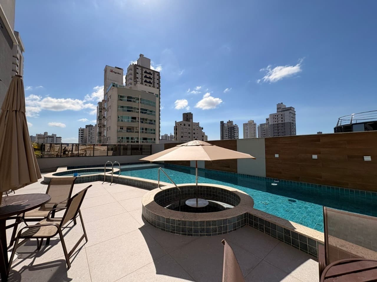Apartamento à Venda com 3 quartos sendo 1 suíte, 2 vagas no bairro Vila Operária em Itajaí/SC: 25 - PISCINA