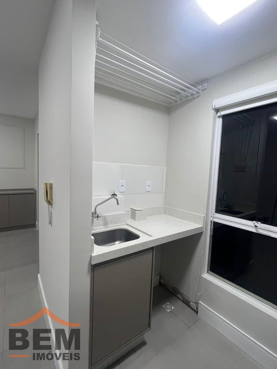 Apartamento para Locação com 2 quartos sendo 1 suíte, 2 vagas no bairro Espinheiros em Itajaí/SC: 16 - ÁREA DE SERVIÇO