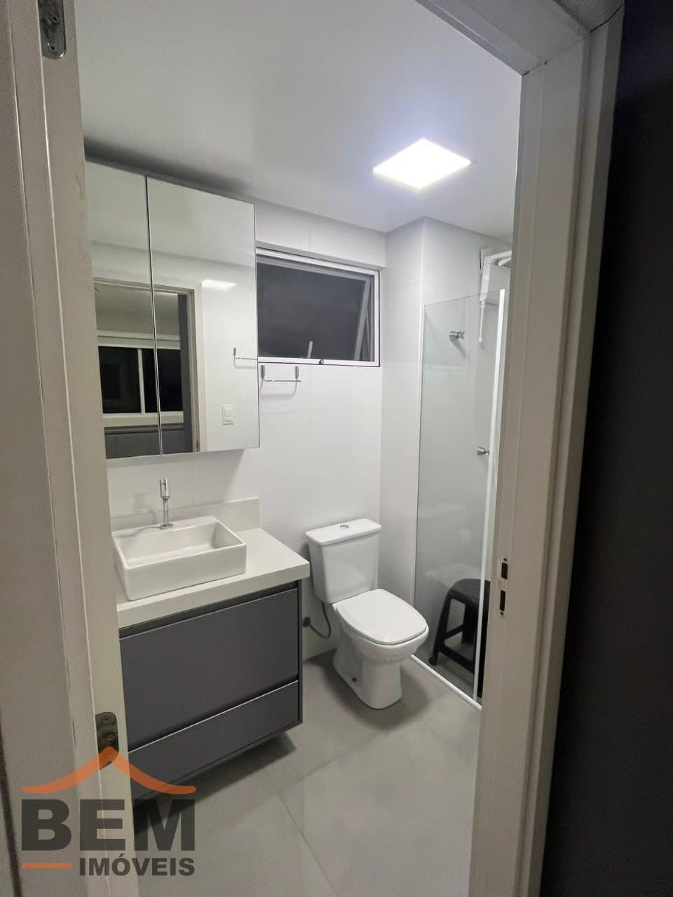 Apartamento para Locação com 2 quartos sendo 1 suíte, 2 vagas no bairro Espinheiros em Itajaí/SC: 13 - BANHEIRO SOCIAL