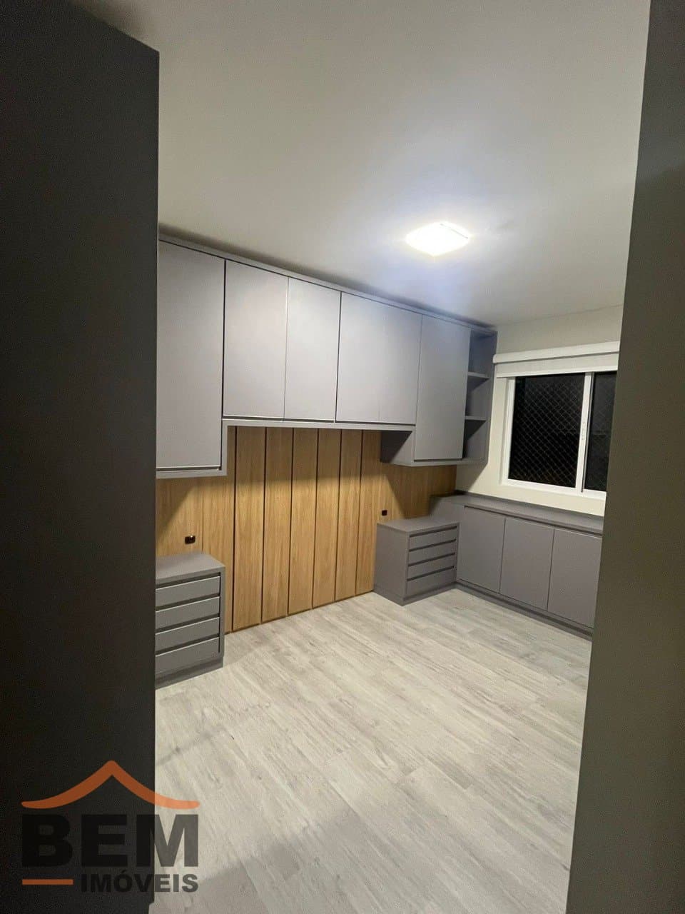 Apartamento para Locação com 2 quartos sendo 1 suíte, 2 vagas no bairro Espinheiros em Itajaí/SC: 11 - SUITE PRINCIPAL