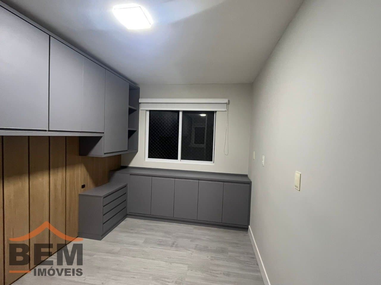 Apartamento para Locação com 2 quartos sendo 1 suíte, 2 vagas no bairro Espinheiros em Itajaí/SC: 09 - DORMITÓRIO