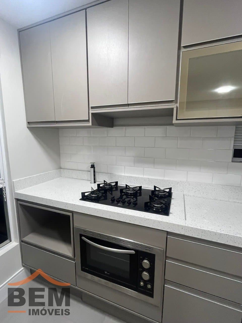 Apartamento para Locação com 2 quartos sendo 1 suíte, 2 vagas no bairro Espinheiros em Itajaí/SC: 08 - COZINHA