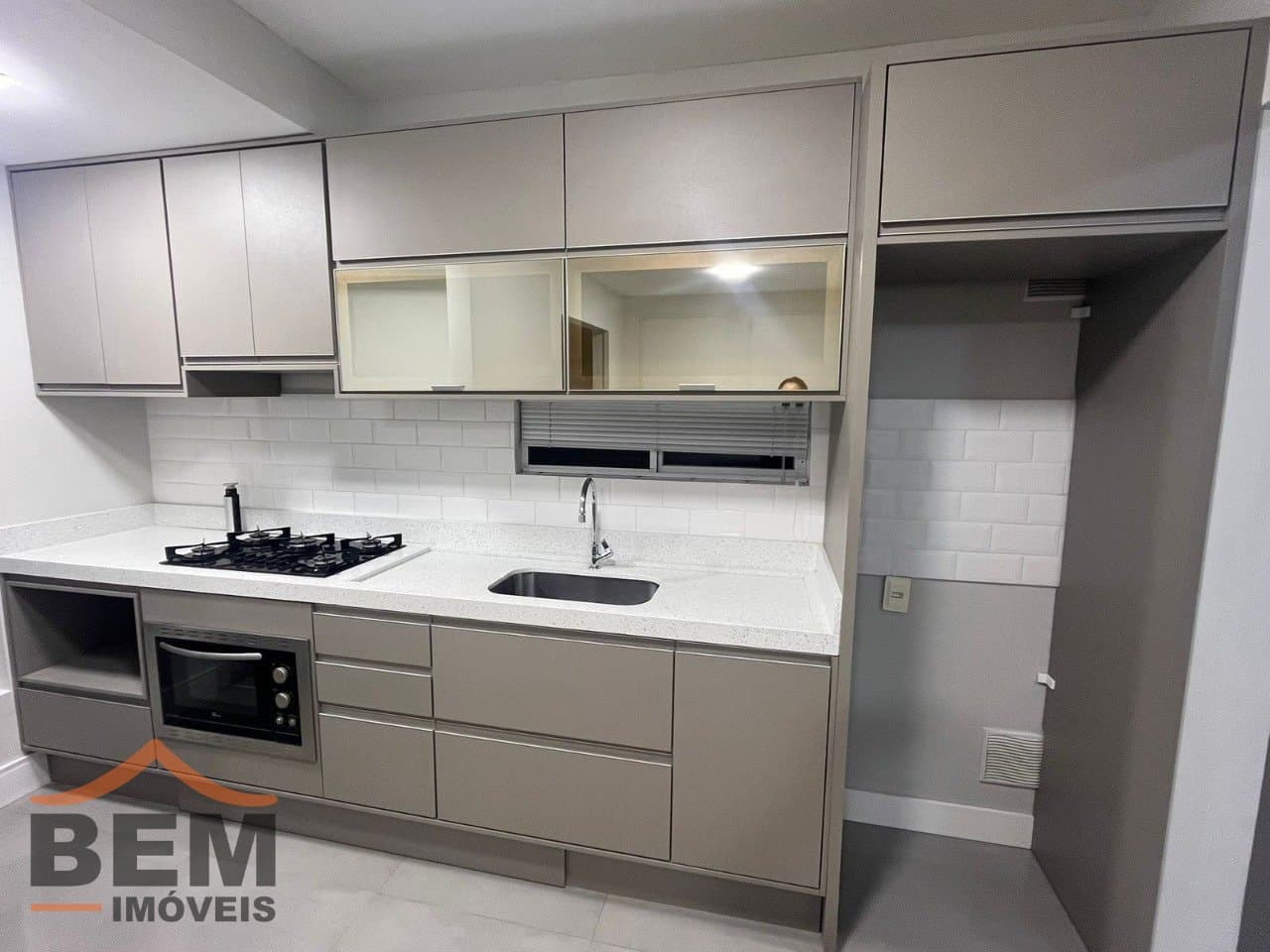Apartamento para Locação com 2 quartos sendo 1 suíte, 2 vagas no bairro Espinheiros em Itajaí/SC: 05 - COZINHA