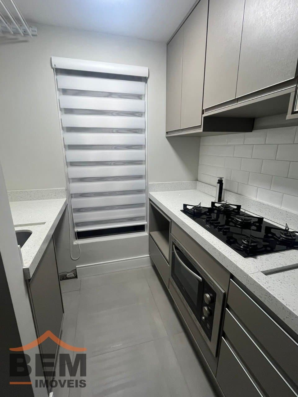 Apartamento para Locação com 2 quartos sendo 1 suíte, 2 vagas no bairro Espinheiros em Itajaí/SC: 04 - COZINHA