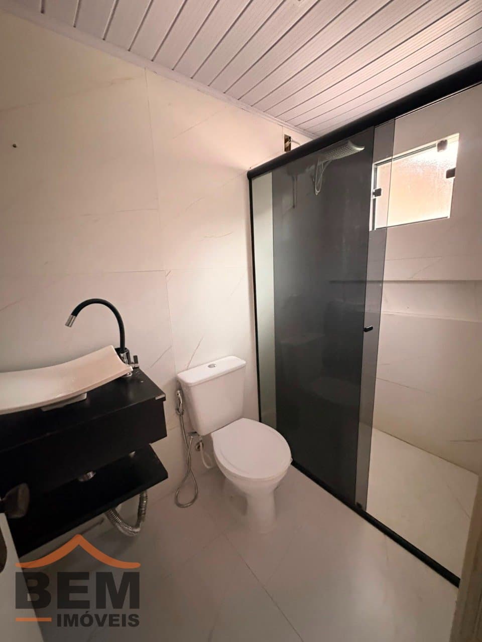 Apartamento para Locação com 2 quartos sendo 1 suíte, 2 vagas no bairro Baia em Itajaí/SC: 17 - BANHEIRO DA SUITE