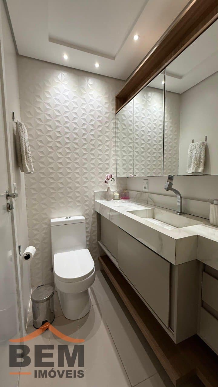 Apartamento à Venda com 2 quartos sendo 2 suítes, 1 vaga no bairro São João em Itajaí/SC