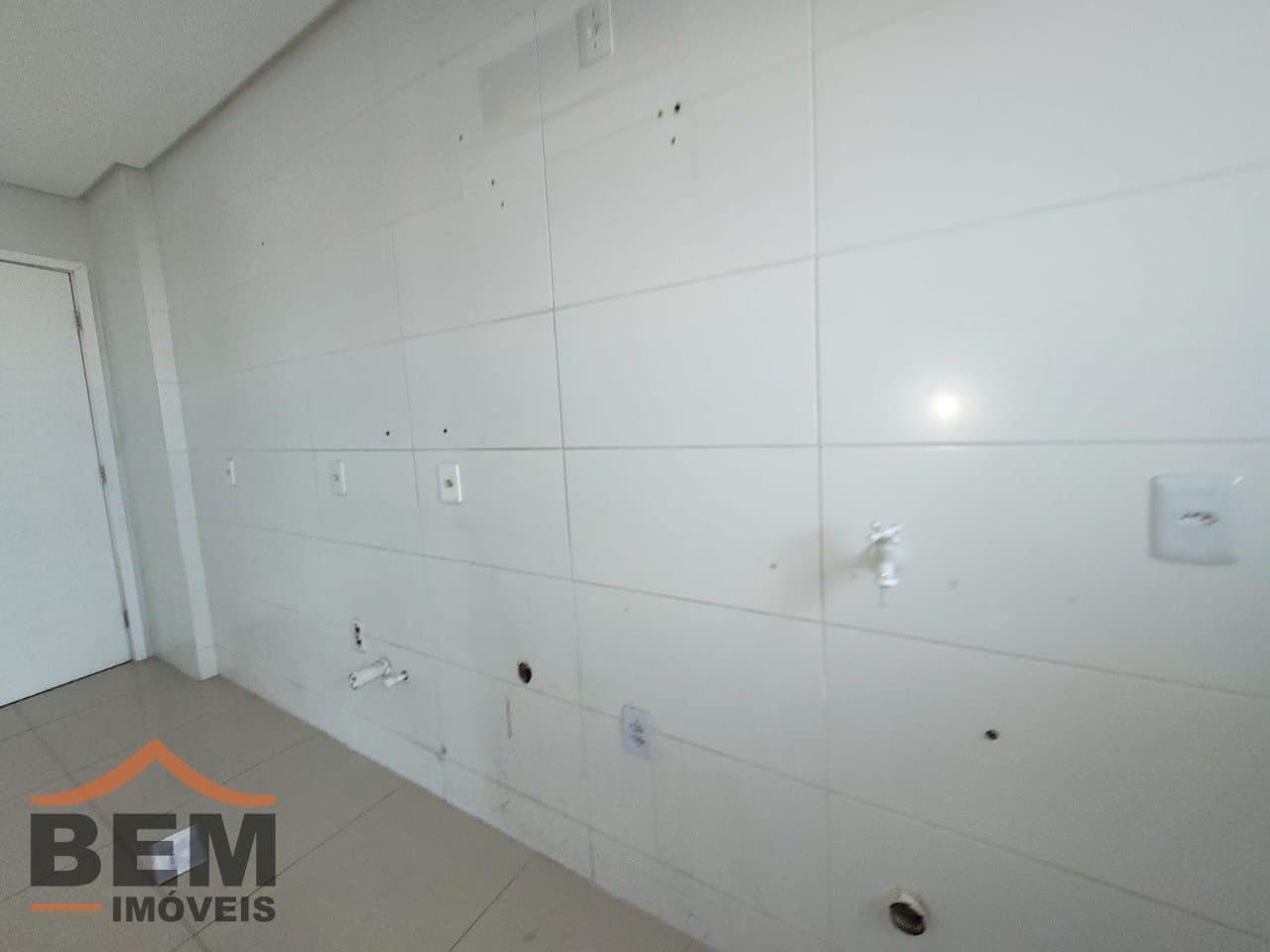 Apartamento para Locação com 2 quartos sendo 1 suíte, 1 vaga no bairro Cordeiros em Itajaí/SC: 6 - ÁREA DE SERVIÇO E COZINHA
