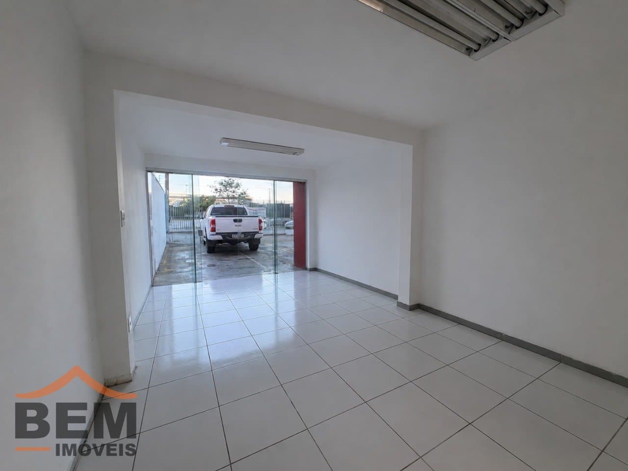 Sala Comercial para Locação com 6 vagas no bairro Centro em Itajaí/SC: 06 - HALL DE ENTRADA