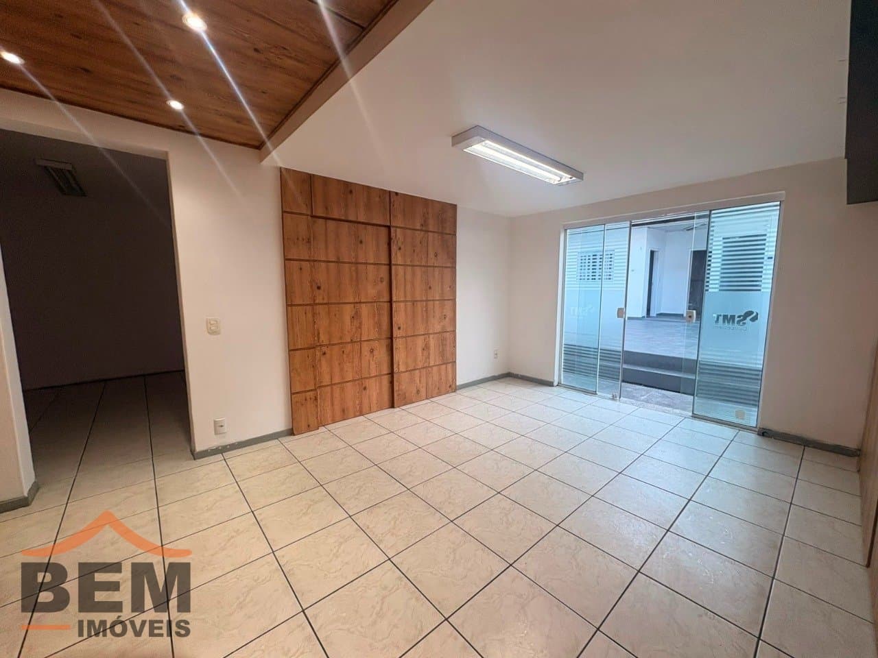 Sala Comercial para Locação com 6 vagas no bairro Centro em Itajaí/SC: 07 - ESCRITÓRIO  01