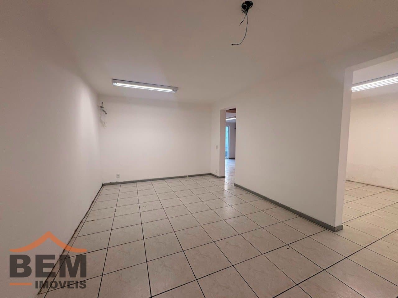 Sala Comercial para Locação com 6 vagas no bairro Centro em Itajaí/SC: 10 - ESCRITÓRIO 02