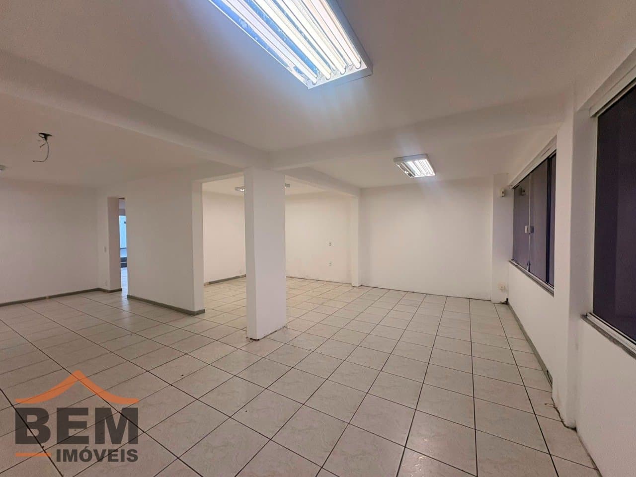 Sala Comercial para Locação com 6 vagas no bairro Centro em Itajaí/SC: 11 - ESCRITÓRIO 02