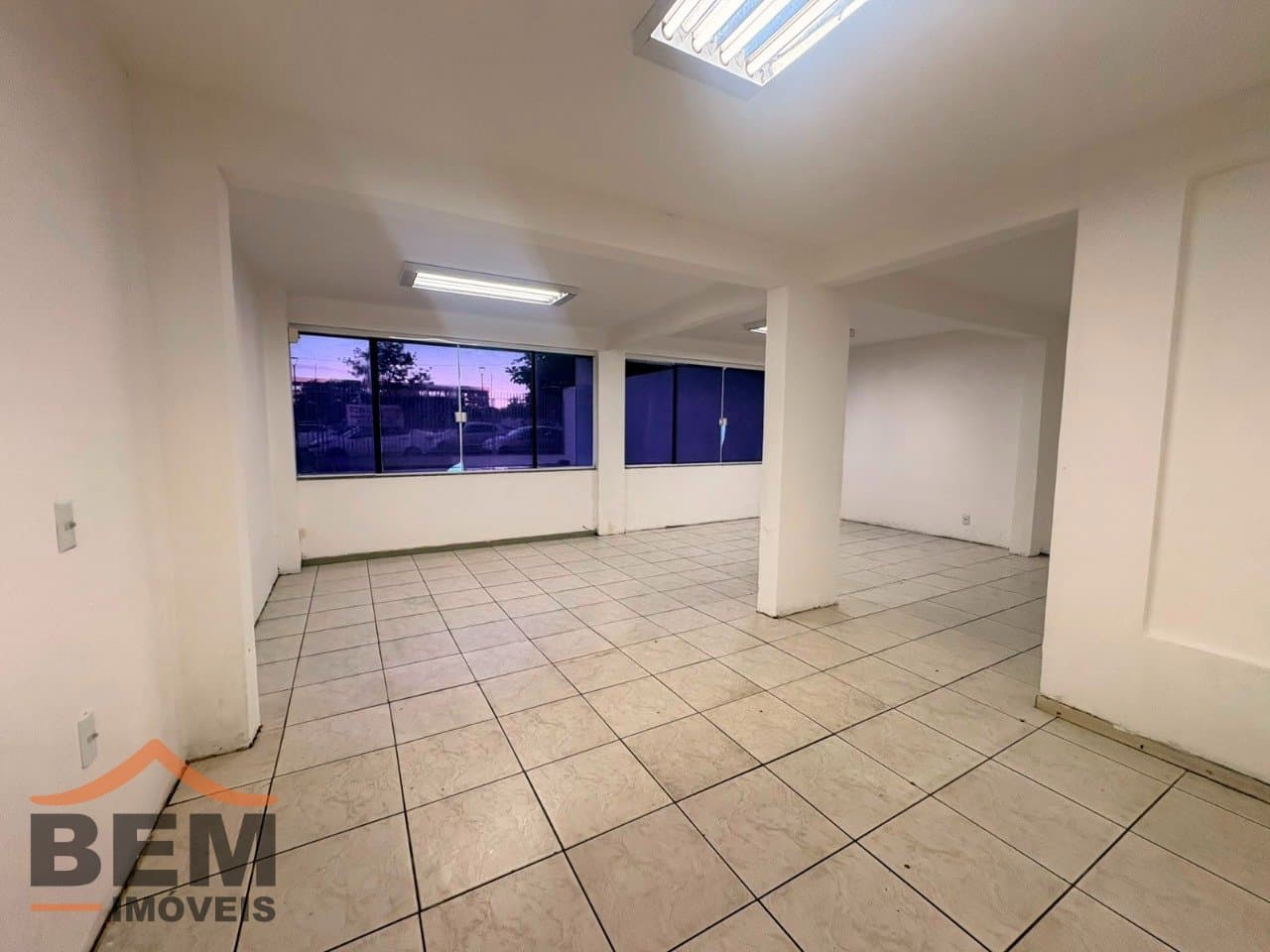 Sala Comercial para Locação com 6 vagas no bairro Centro em Itajaí/SC: 12 - ESCRITÓRIO 02