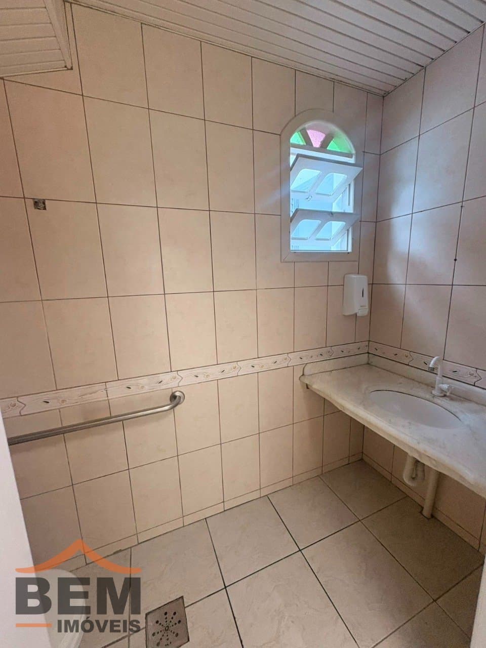 Sala Comercial para Locação com 6 vagas no bairro Centro em Itajaí/SC: 13 - LAVABO  01