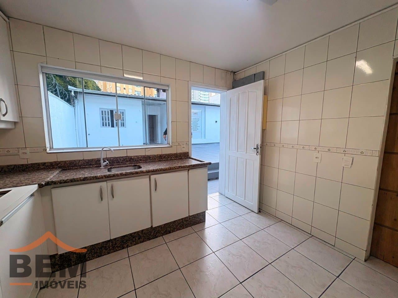 Sala Comercial para Locação com 6 vagas no bairro Centro em Itajaí/SC: 15 - COZINHA