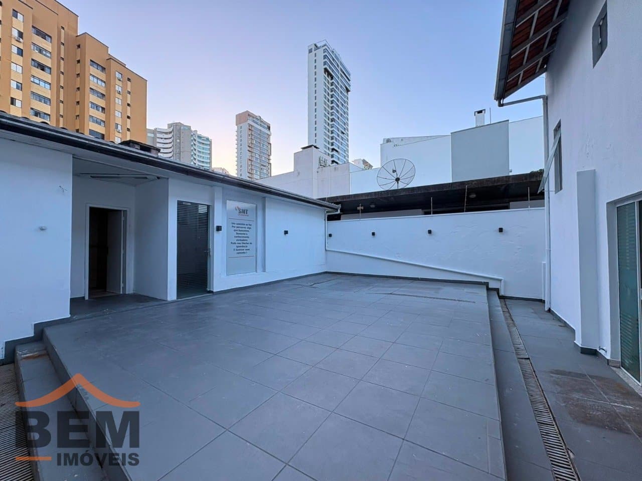Sala Comercial para Locação com 6 vagas no bairro Centro em Itajaí/SC: 16 - ÁREA EXTERNA