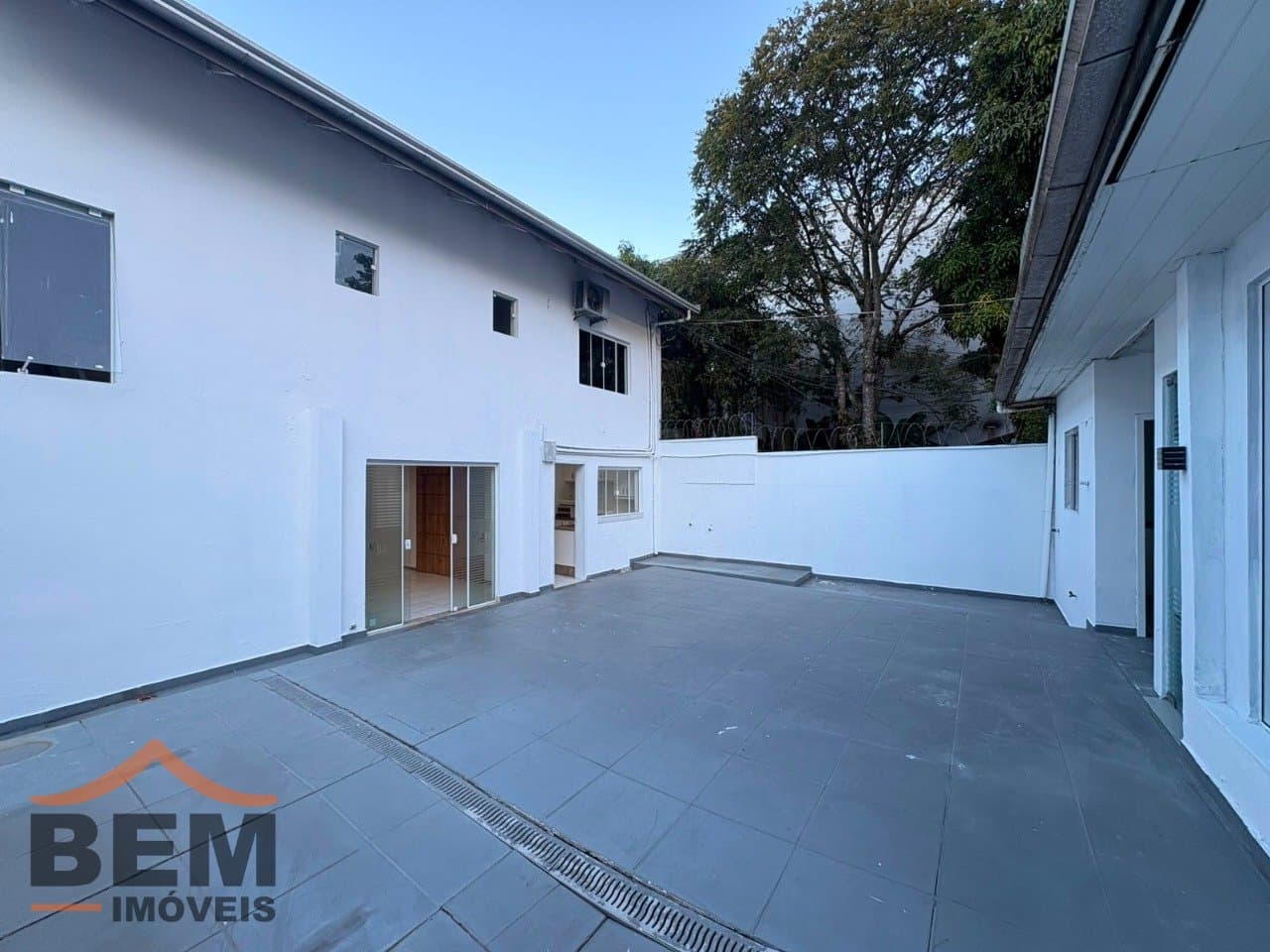 Sala Comercial para Locação com 6 vagas no bairro Centro em Itajaí/SC: 17 - ÁREA EXTERNA
