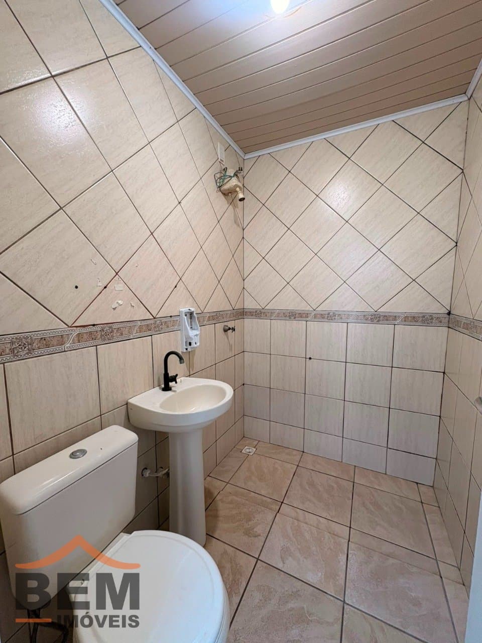 Sala Comercial para Locação com 6 vagas no bairro Centro em Itajaí/SC: 18 - LAVABO 02
