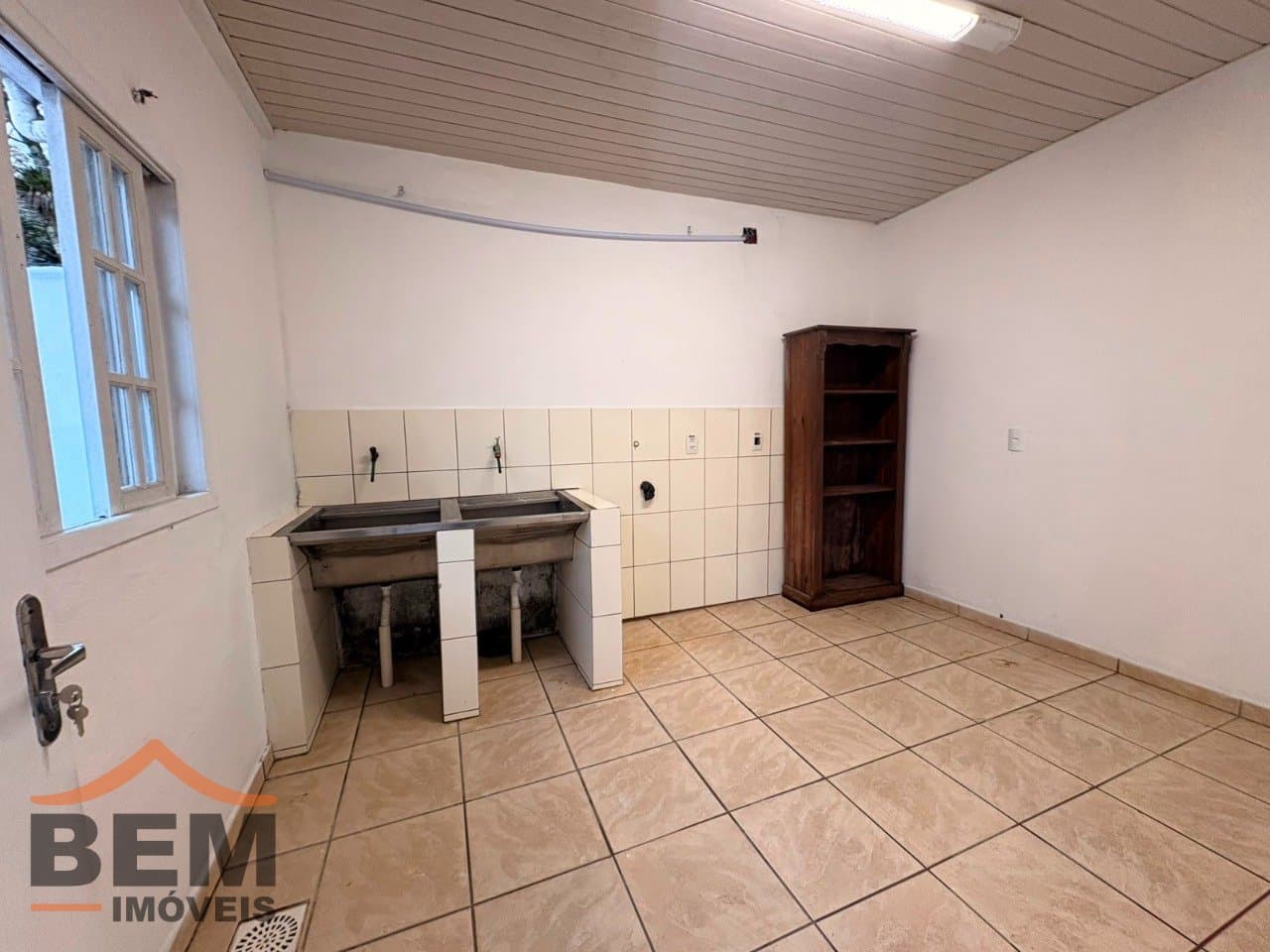 Sala Comercial para Locação com 6 vagas no bairro Centro em Itajaí/SC: 19 - ÁREA DE SERVIÇO