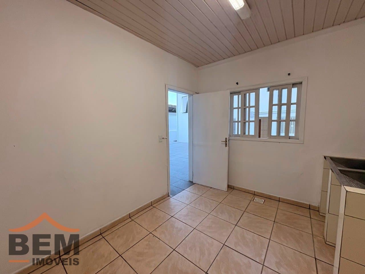 Sala Comercial para Locação com 6 vagas no bairro Centro em Itajaí/SC: 20 - ÁREA DE SERVIÇO