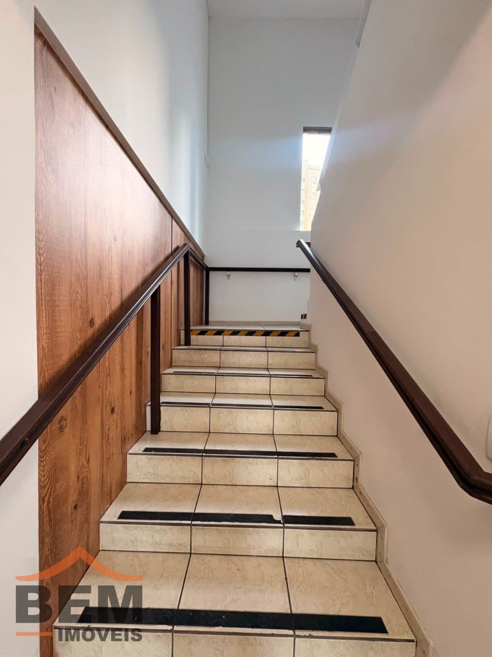 Sala Comercial para Locação com 6 vagas no bairro Centro em Itajaí/SC: 22 - ESCADA