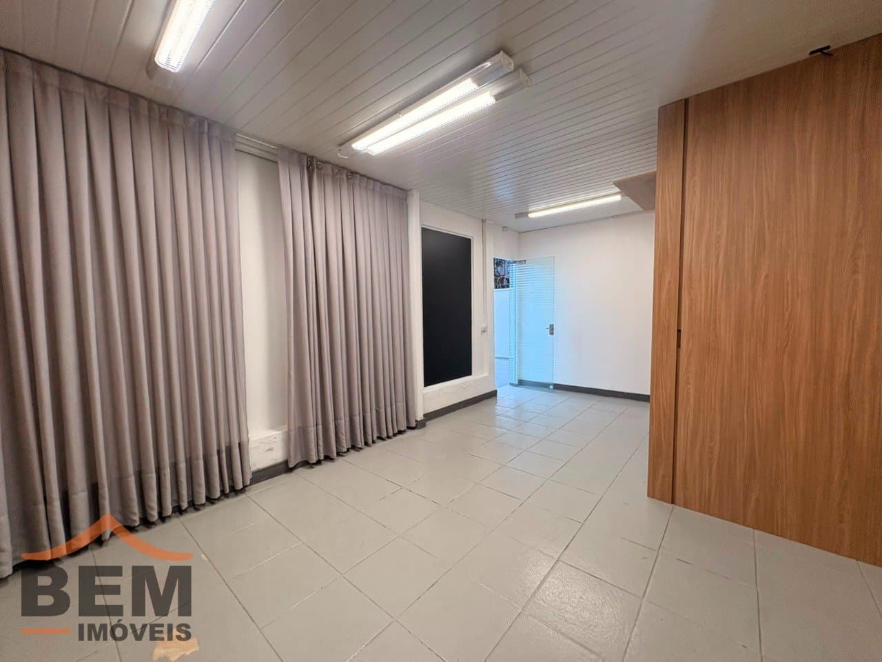 Sala Comercial para Locação com 6 vagas no bairro Centro em Itajaí/SC: 22 - ESCRITÓRIO 03