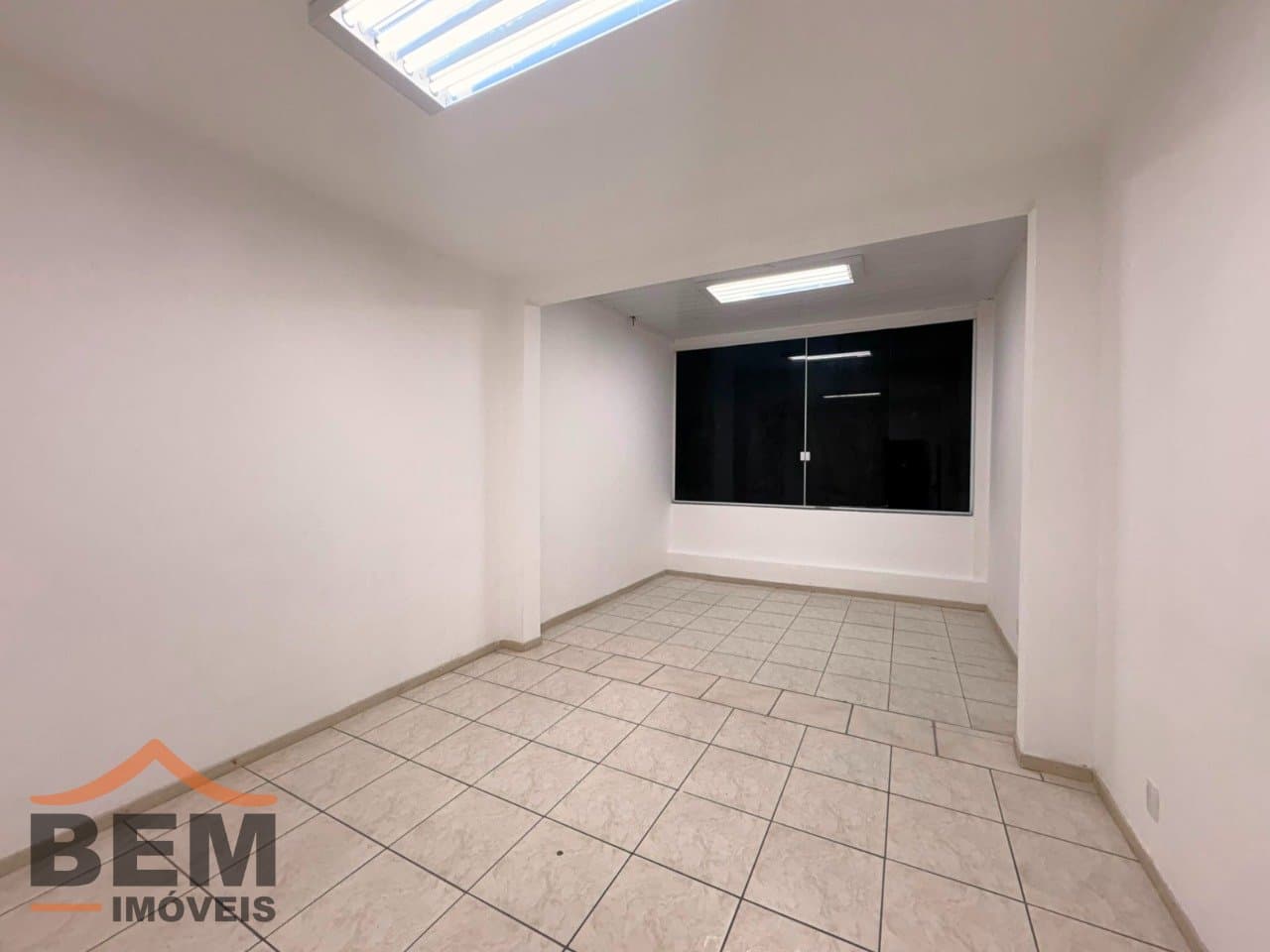 Sala Comercial para Locação com 6 vagas no bairro Centro em Itajaí/SC: 25 - ESCRITÓRIO 04