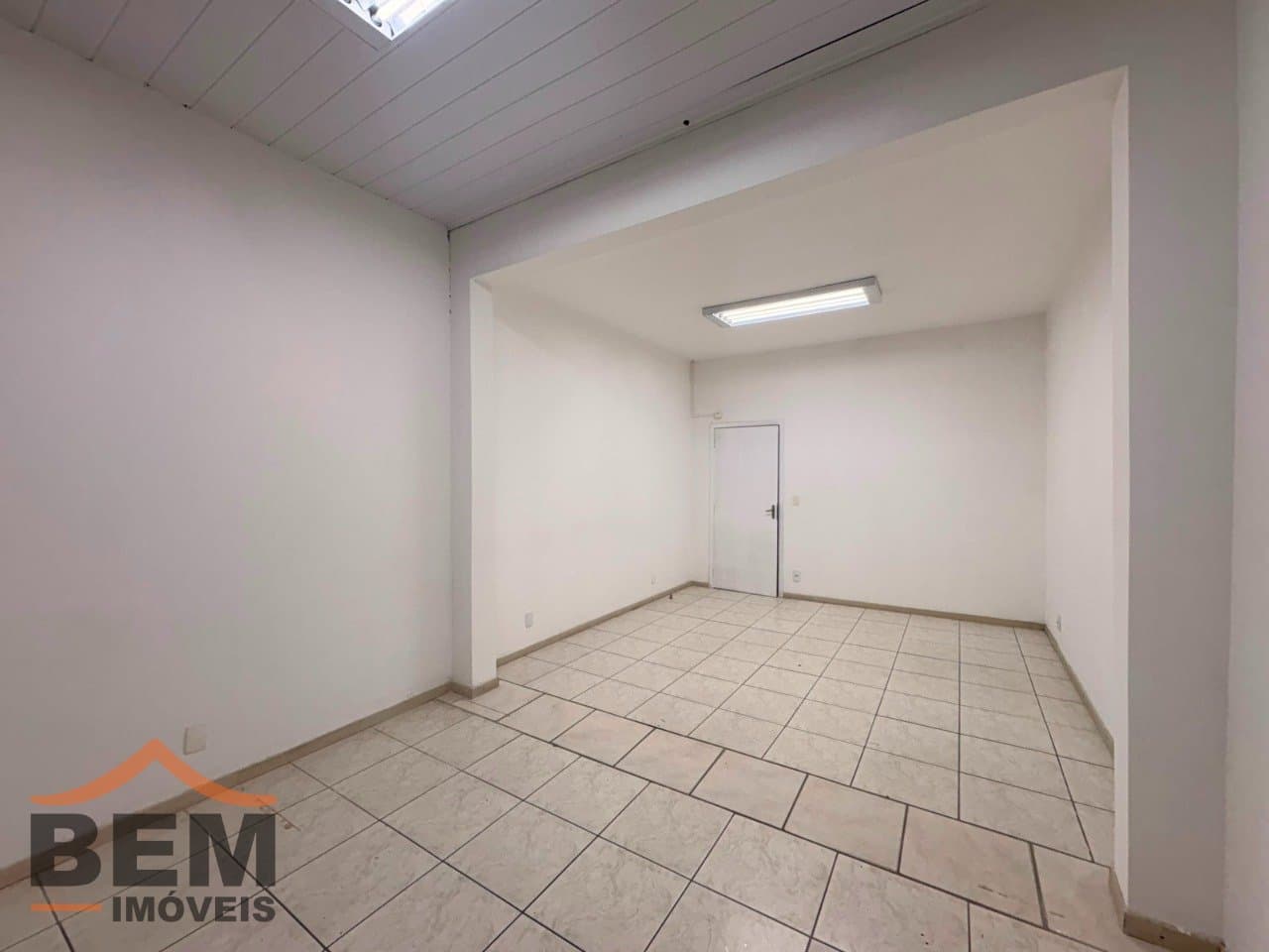 Sala Comercial para Locação com 6 vagas no bairro Centro em Itajaí/SC: 26 - ESCRITÓRIO 04