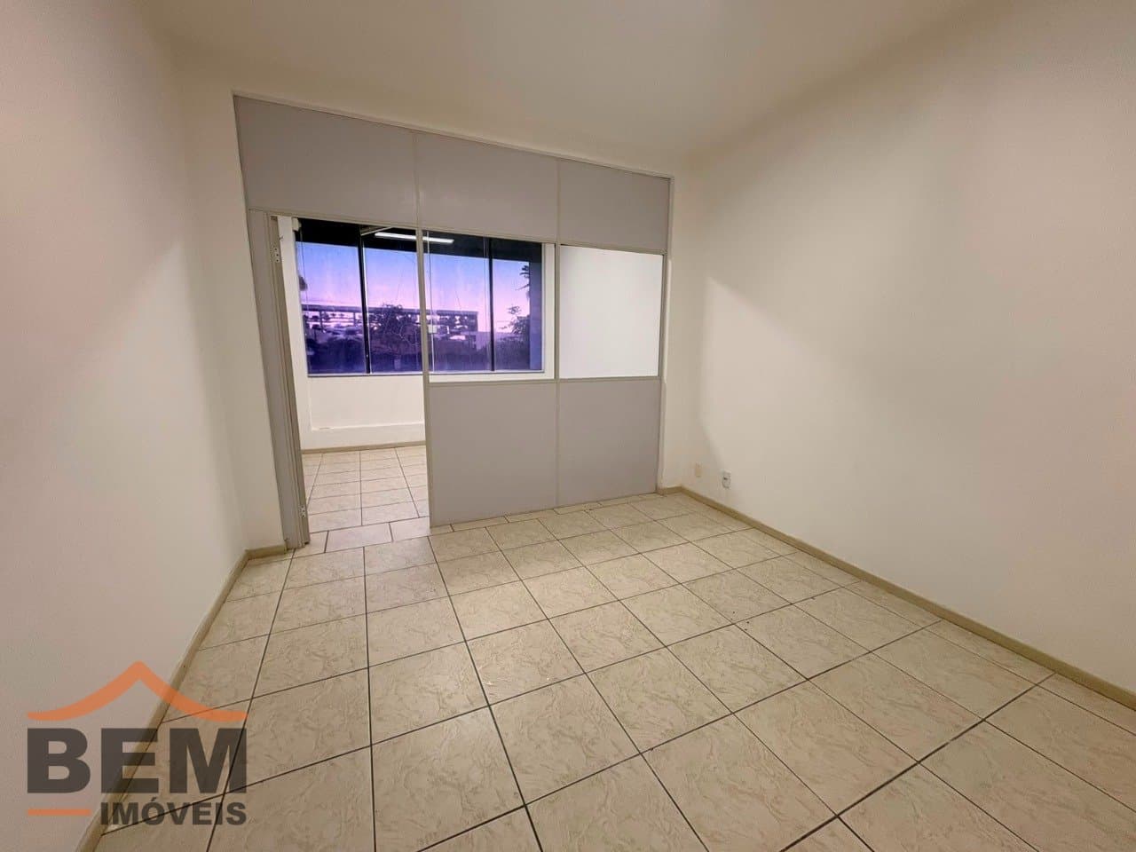 Sala Comercial para Locação com 6 vagas no bairro Centro em Itajaí/SC: 27 - ESCRITÓRIO 05