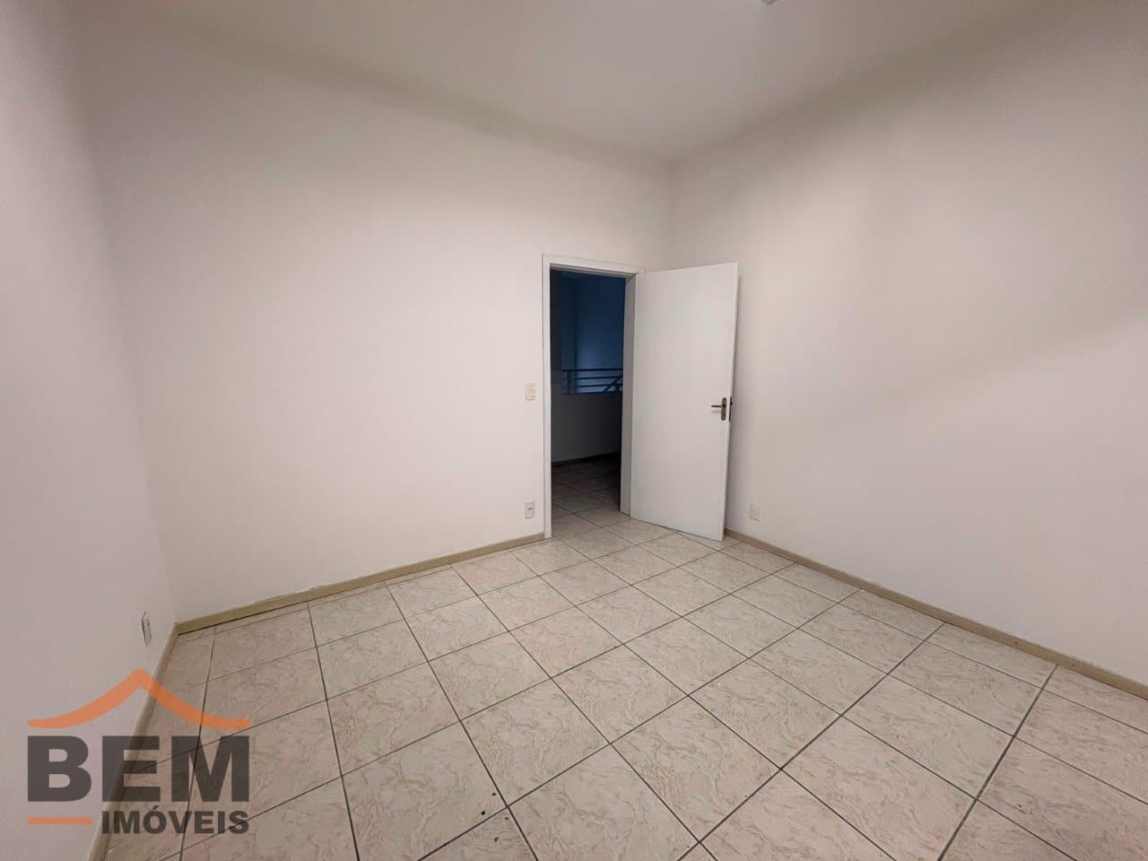 Sala Comercial para Locação com 6 vagas no bairro Centro em Itajaí/SC: 28 - ESCRITÓRIO 05