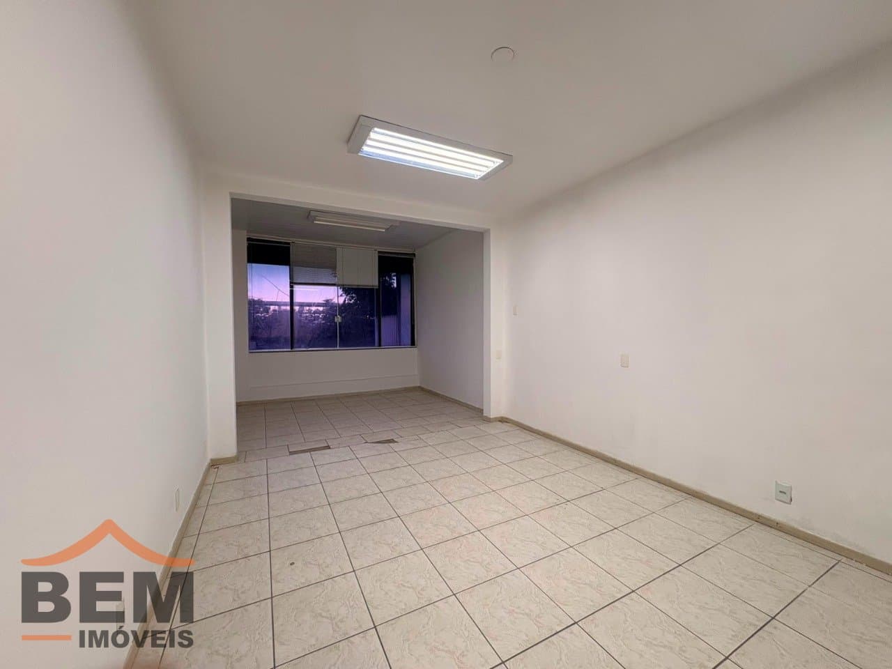 Sala Comercial para Locação com 6 vagas no bairro Centro em Itajaí/SC: 32 - ESCRITÓRIO 06