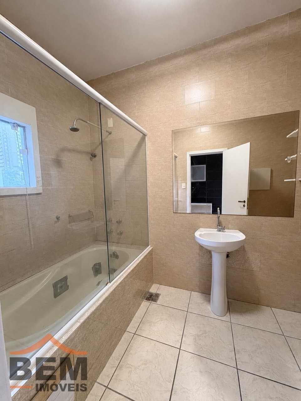 Sala Comercial para Locação com 6 vagas no bairro Centro em Itajaí/SC: 36 - BANHEIRO DO ESCRITÓRIO 07