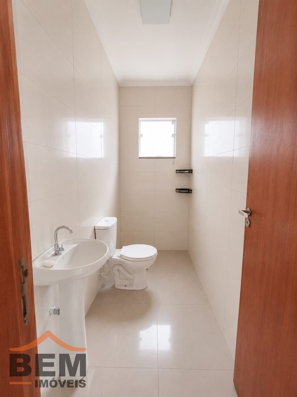 Casa para Locação com 2 quartos, 1 vaga no bairro Espinheiros em Itajaí/SC: 07 - BANHEIRO SOCIAL