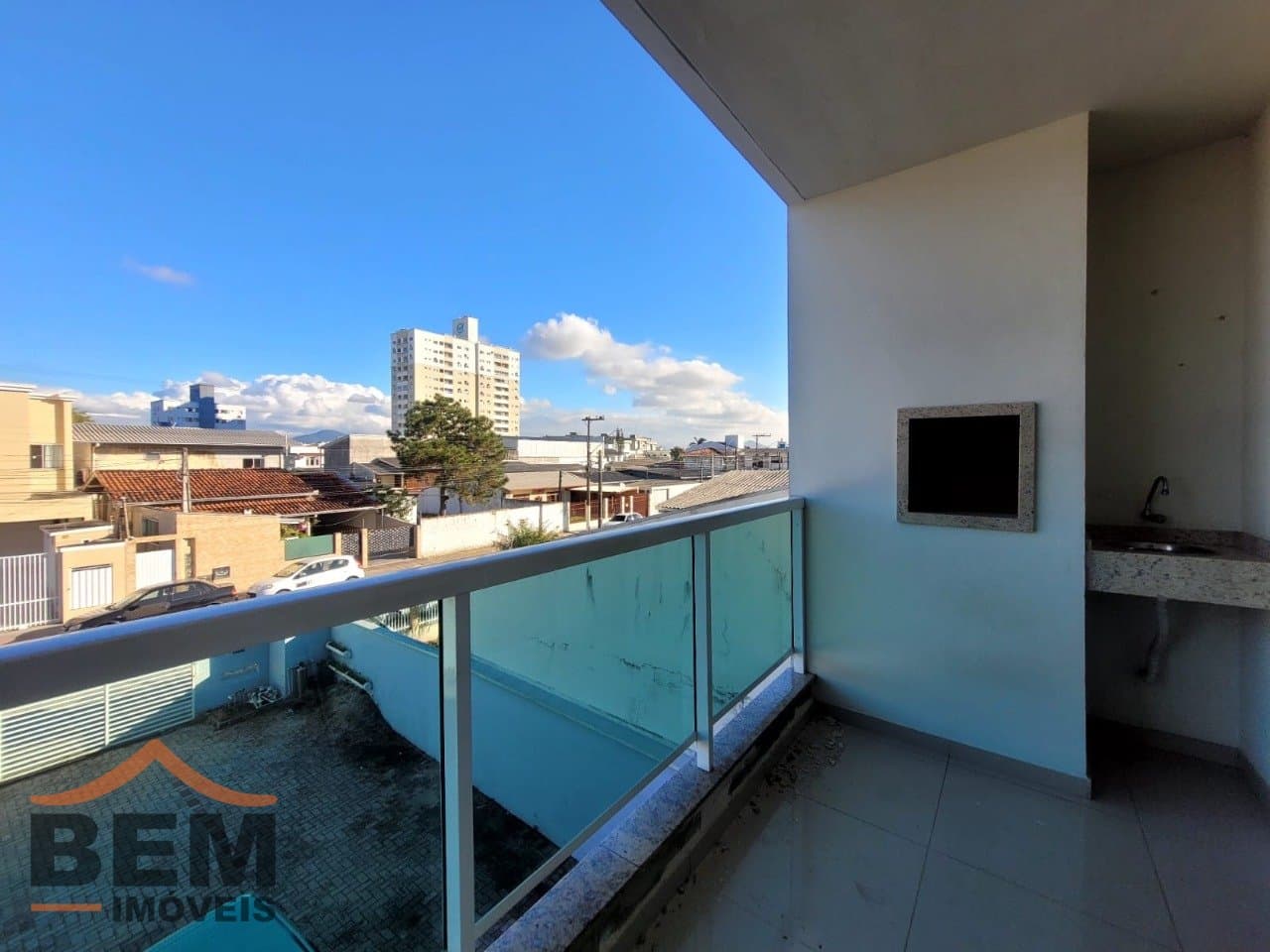 Apartamento para Locação com 2 quartos, 1 vaga no bairro São Vicente em Itajaí/SC: 08 - SACADA COM CHURRASQUEIRA