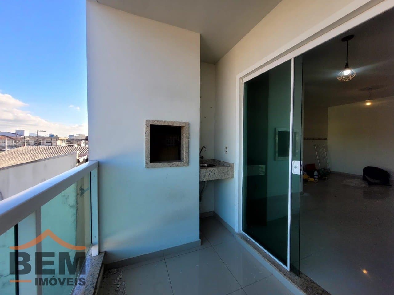 Apartamento para Locação com 2 quartos, 1 vaga no bairro São Vicente em Itajaí/SC: 09 - SACADA COM CHURRASQUEIRA