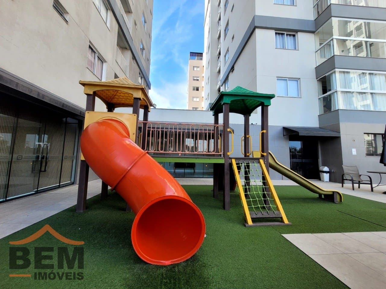 Apartamento para Locação com 2 quartos sendo 2 suítes, 1 vaga no bairro São João em Itajaí/SC: 09 - PLAYGROUND