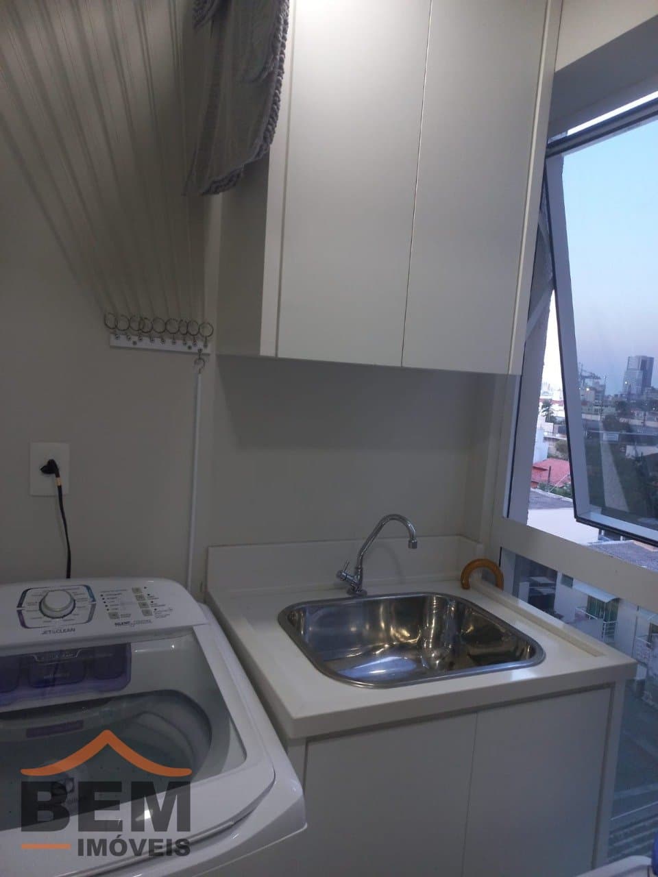 Apartamento para Locação com 2 quartos sendo 2 suítes, 1 vaga no bairro São João em Itajaí/SC: 27 - ÁREA DE SERVIÇO