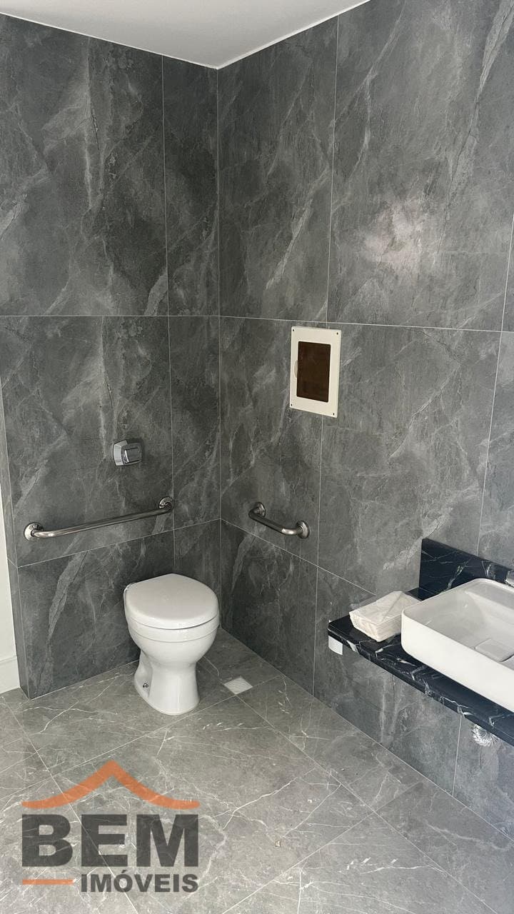 Sala Comercial para Locação com 4 vagas no bairro Fazenda em Itajaí/SC: 6 - BANHEIRO