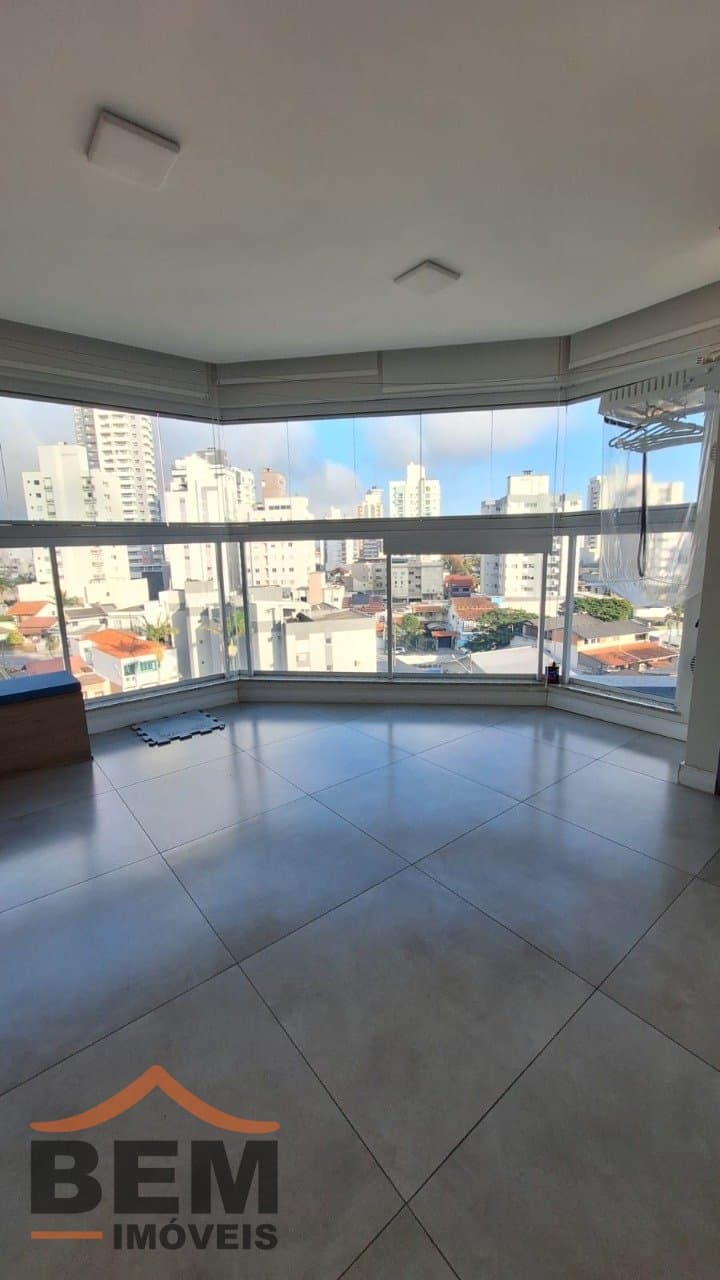 Apartamento à Venda com 3 quartos sendo 1 suíte, 2 vagas no bairro Vila Operária em Itajaí/SC