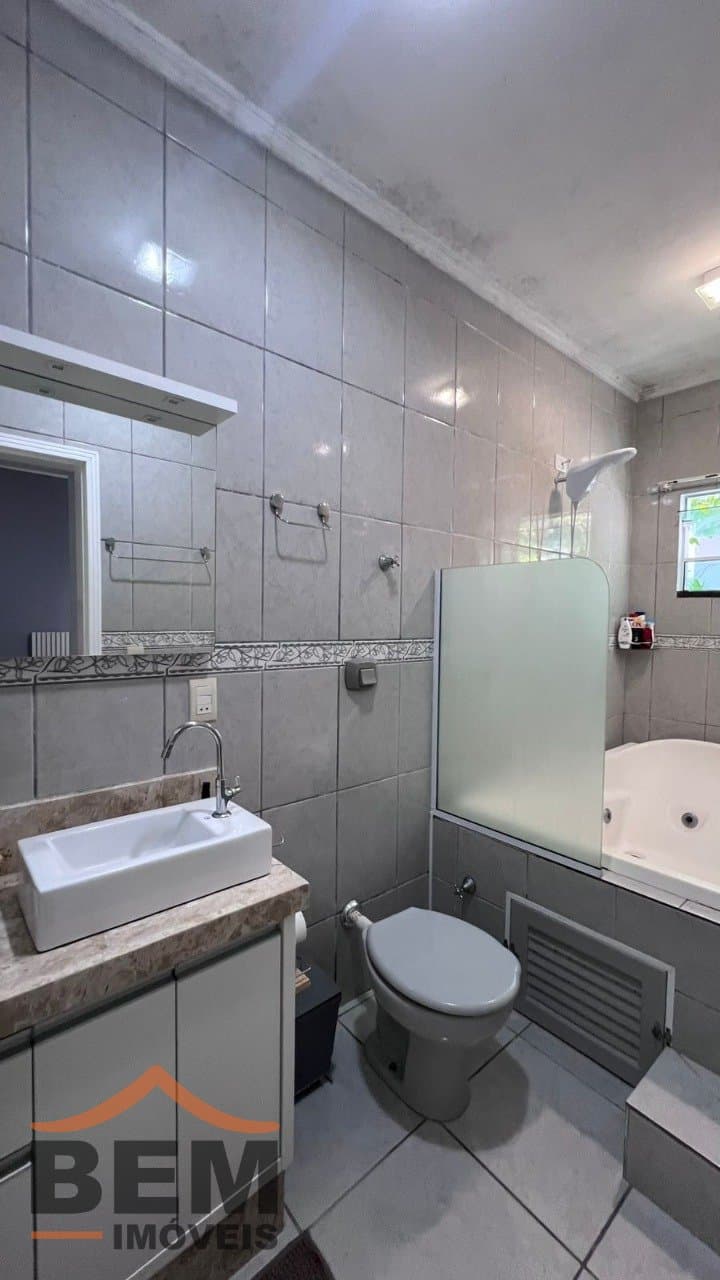 Casa à Venda com 5 quartos sendo 1 suíte, 2 vagas no bairro Ressacada em Itajaí/SC